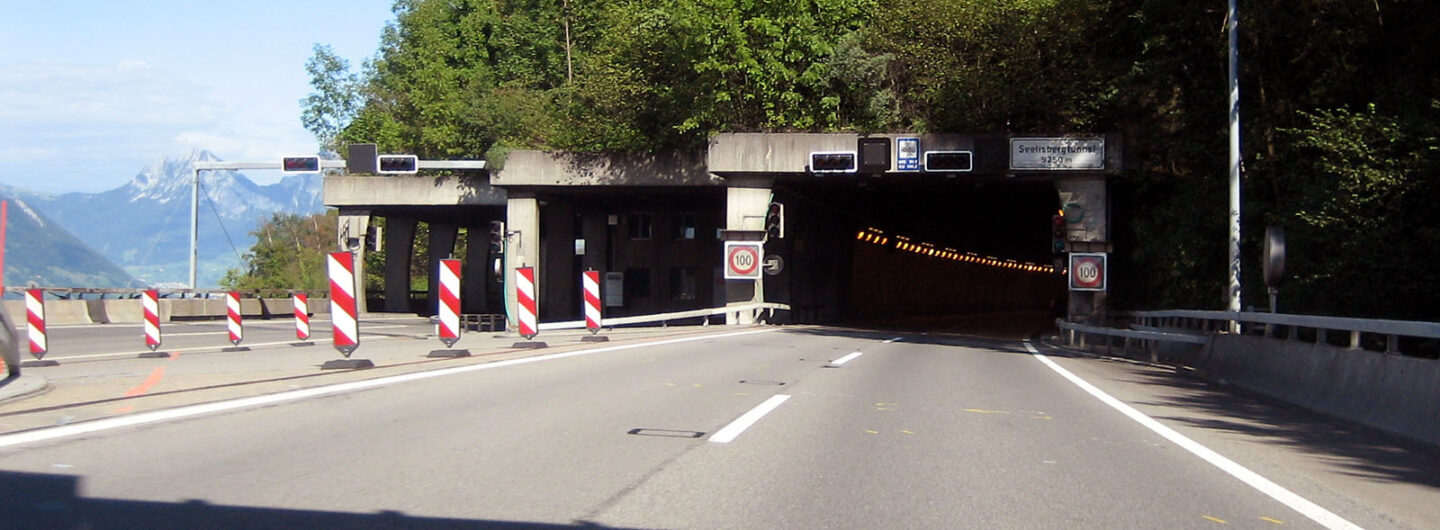 Nordportal des Seelisbergtunnels mit seinen drei Tunnelröhren