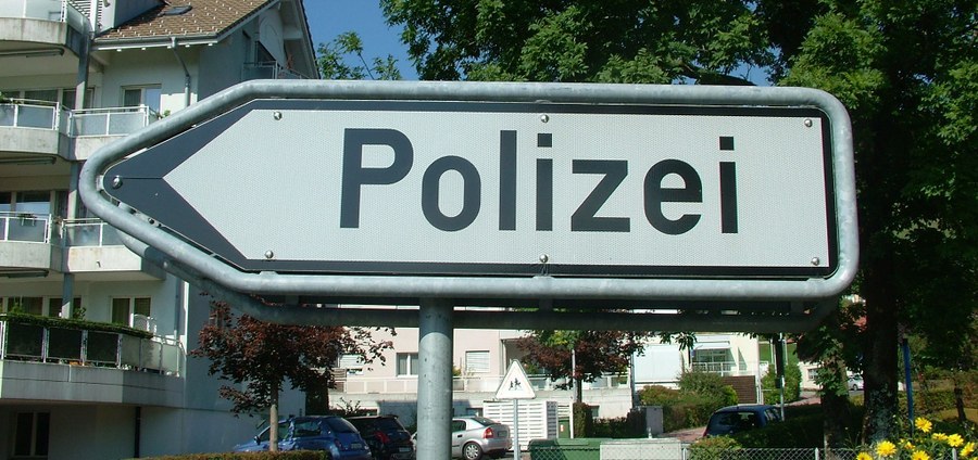 Wegweiser mit der Aufschrift "Polizei"